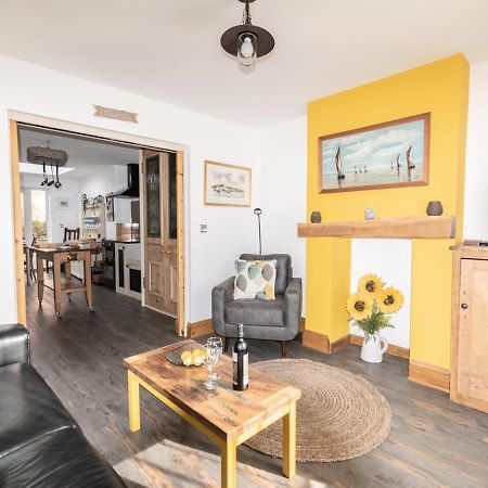 Stylish 2 Bedrooms Cosy & Bright Cottage, Pet Friendly, Sleeps 5, Titchfield Village - Summer Special Offer!! - By Blue Puffin Stays Extérieur photo