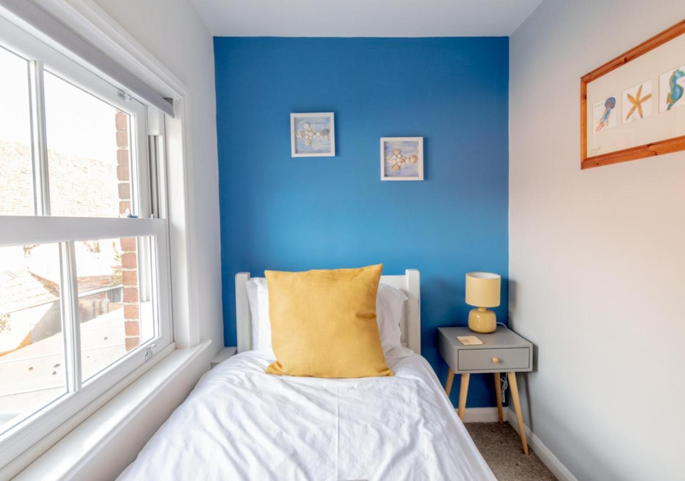 Stylish 2 Bedrooms Cosy & Bright Cottage, Pet Friendly, Sleeps 5, Titchfield Village - Summer Special Offer!! - By Blue Puffin Stays Extérieur photo