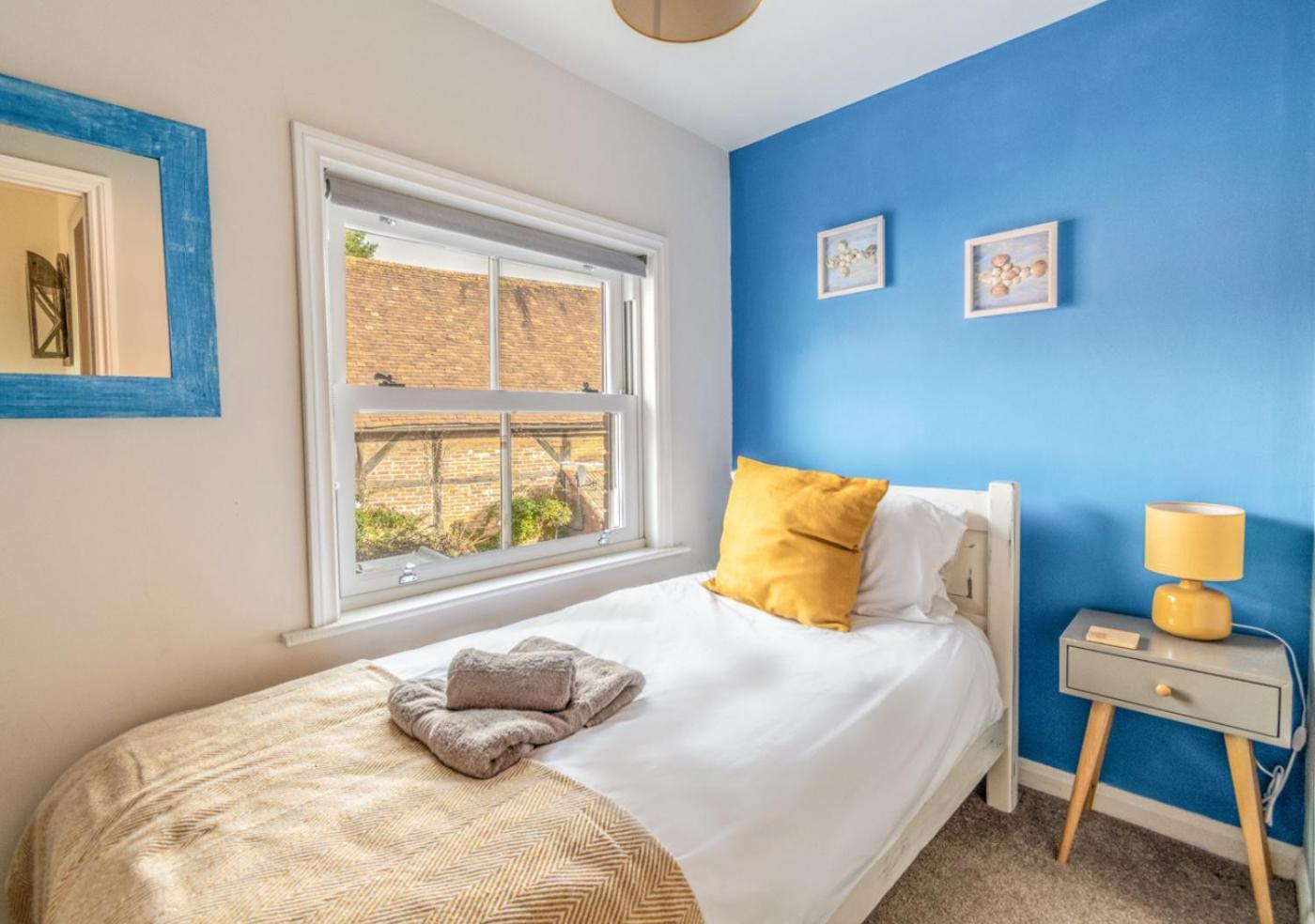 Stylish 2 Bedrooms Cosy & Bright Cottage, Pet Friendly, Sleeps 5, Titchfield Village - Summer Special Offer!! - By Blue Puffin Stays Extérieur photo