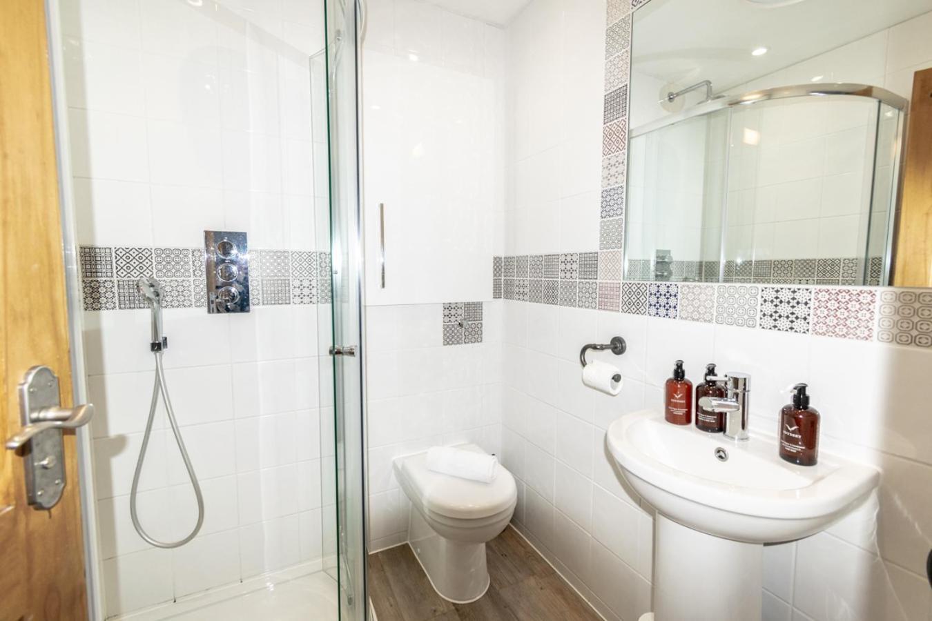 Stylish 2 Bedrooms Cosy & Bright Cottage, Pet Friendly, Sleeps 5, Titchfield Village - Summer Special Offer!! - By Blue Puffin Stays Extérieur photo
