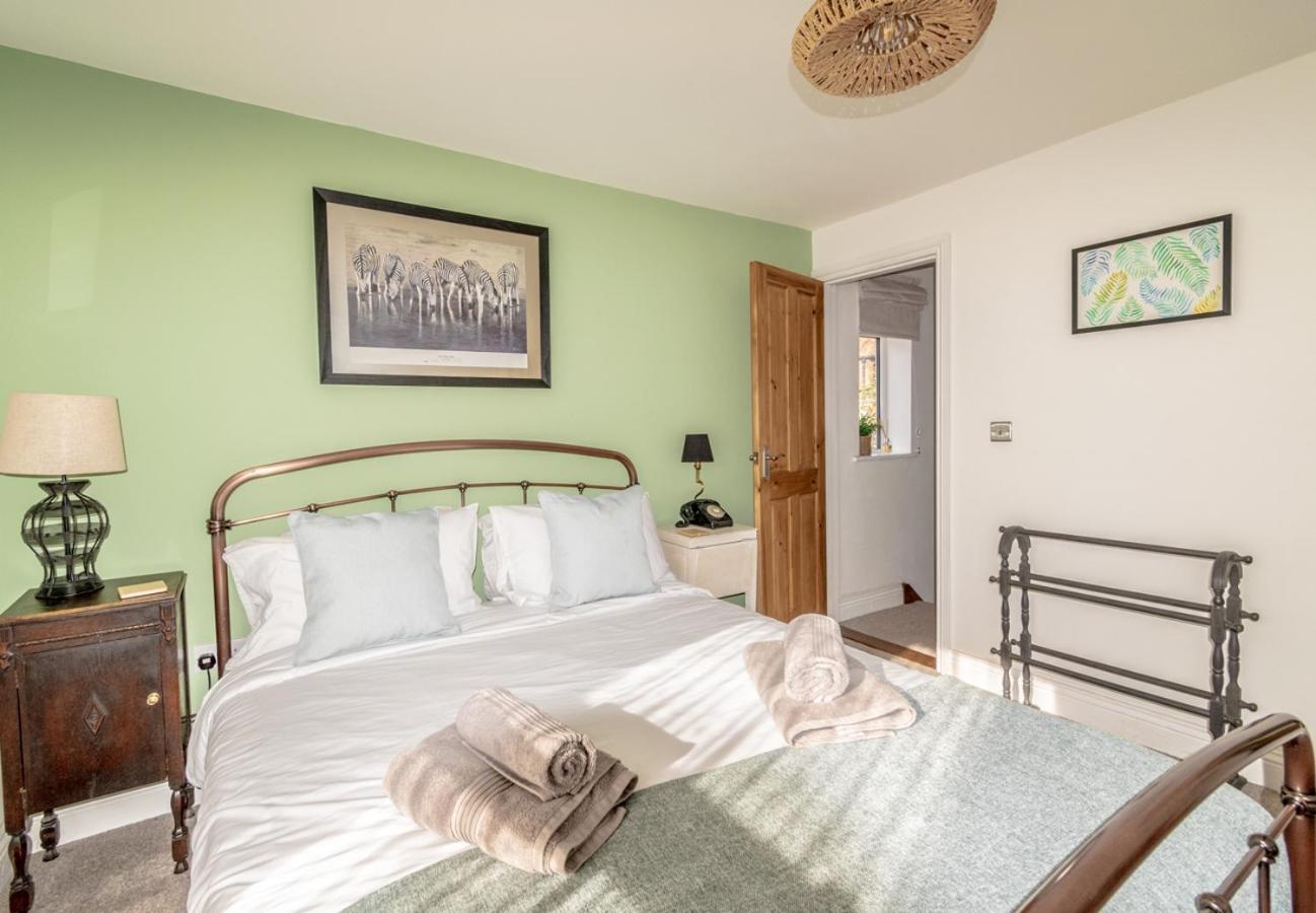 Stylish 2 Bedrooms Cosy & Bright Cottage, Pet Friendly, Sleeps 5, Titchfield Village - Summer Special Offer!! - By Blue Puffin Stays Extérieur photo