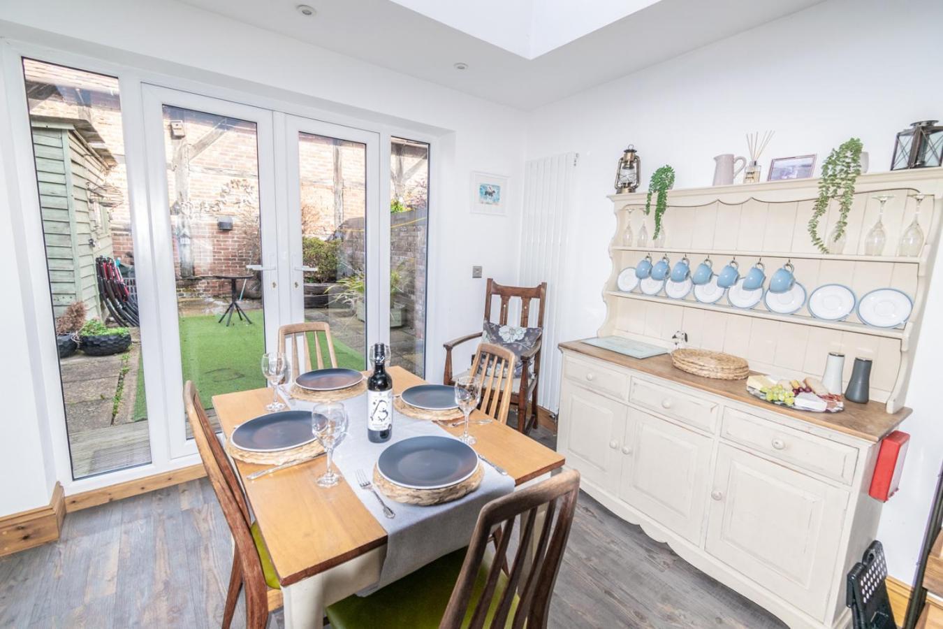 Stylish 2 Bedrooms Cosy & Bright Cottage, Pet Friendly, Sleeps 5, Titchfield Village - Summer Special Offer!! - By Blue Puffin Stays Extérieur photo