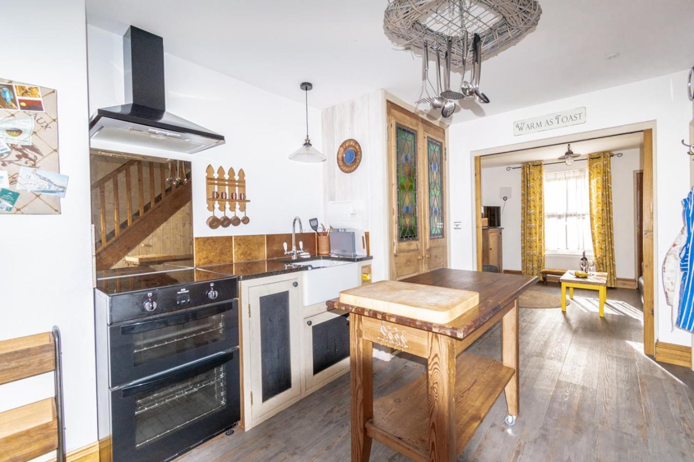 Stylish 2 Bedrooms Cosy & Bright Cottage, Pet Friendly, Sleeps 5, Titchfield Village - Summer Special Offer!! - By Blue Puffin Stays Extérieur photo