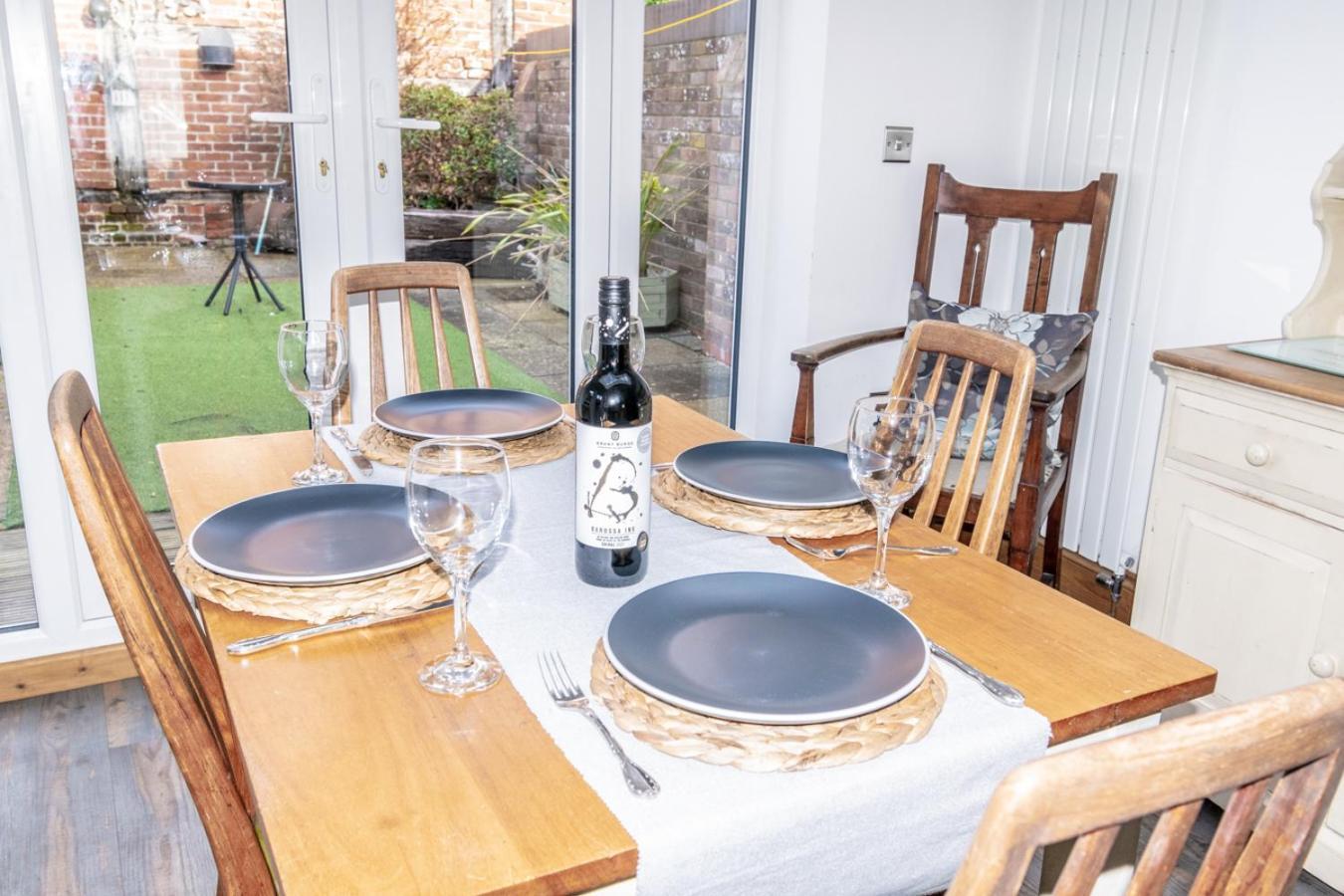 Stylish 2 Bedrooms Cosy & Bright Cottage, Pet Friendly, Sleeps 5, Titchfield Village - Summer Special Offer!! - By Blue Puffin Stays Extérieur photo
