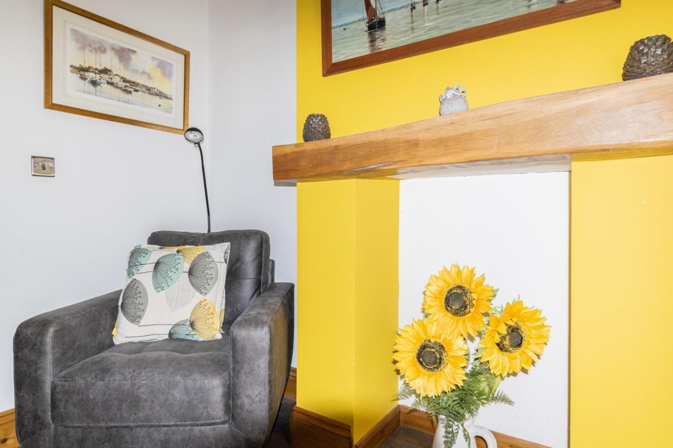 2-Bedroom Stylish, Cosy & Bright Cottage, Pet Friendly, Sleeps 5, Titchfield Village - Summer Special Offer!! - By Blue Puffin Stays Extérieur photo
