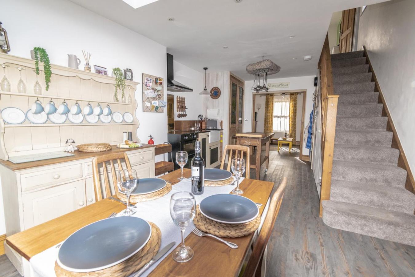 Stylish 2 Bedrooms Cosy & Bright Cottage, Pet Friendly, Sleeps 5, Titchfield Village - Summer Special Offer!! - By Blue Puffin Stays Extérieur photo