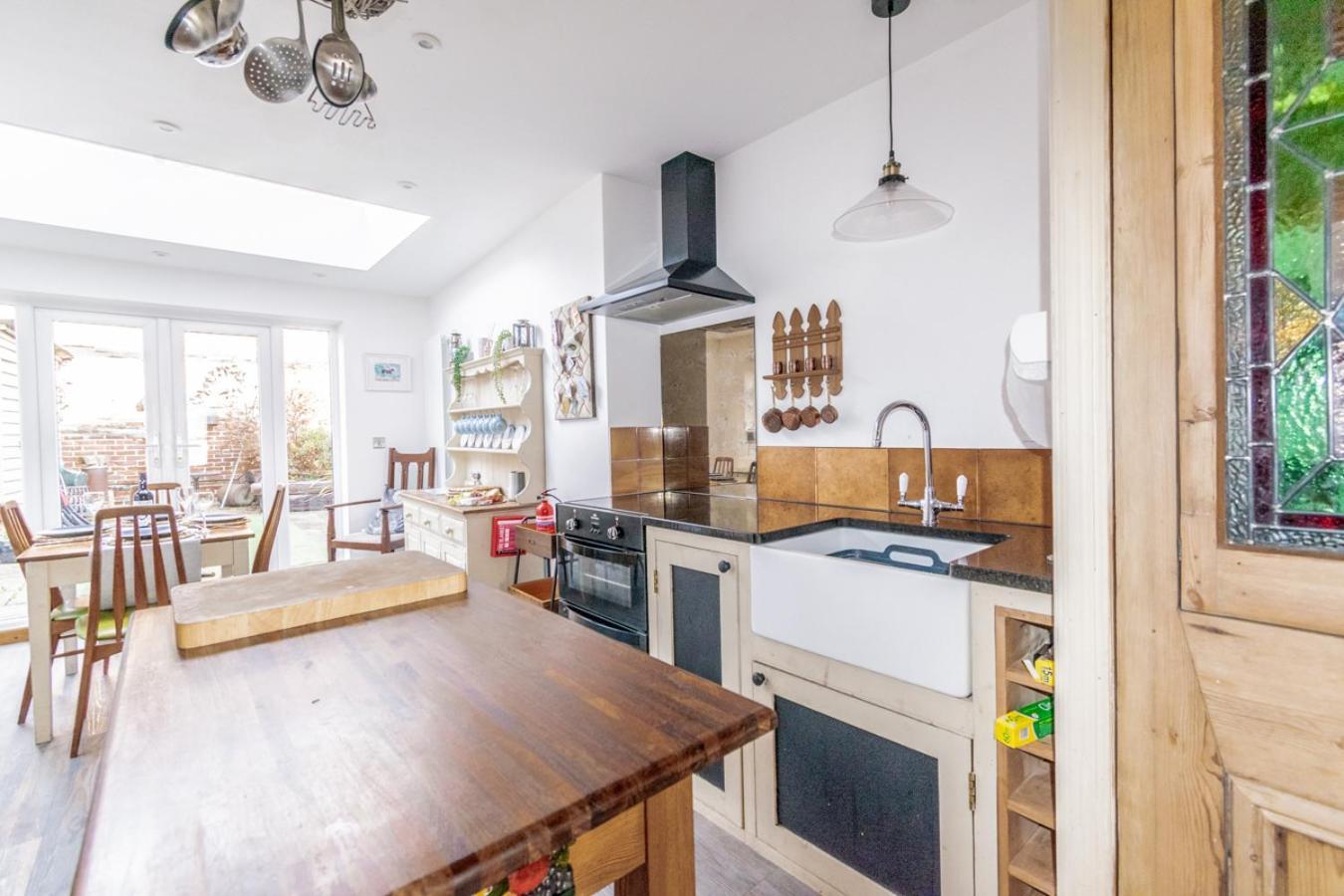 2-Bedroom Stylish, Cosy & Bright Cottage, Pet Friendly, Sleeps 5, Titchfield Village - Summer Special Offer!! - By Blue Puffin Stays Extérieur photo