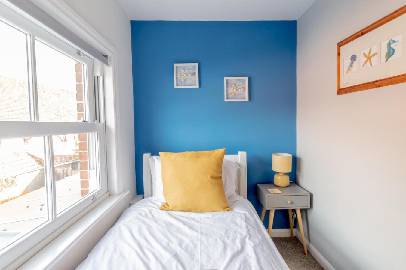 2-Bedroom Stylish, Cosy & Bright Cottage, Pet Friendly, Sleeps 5, Titchfield Village - Summer Special Offer!! - By Blue Puffin Stays Extérieur photo
