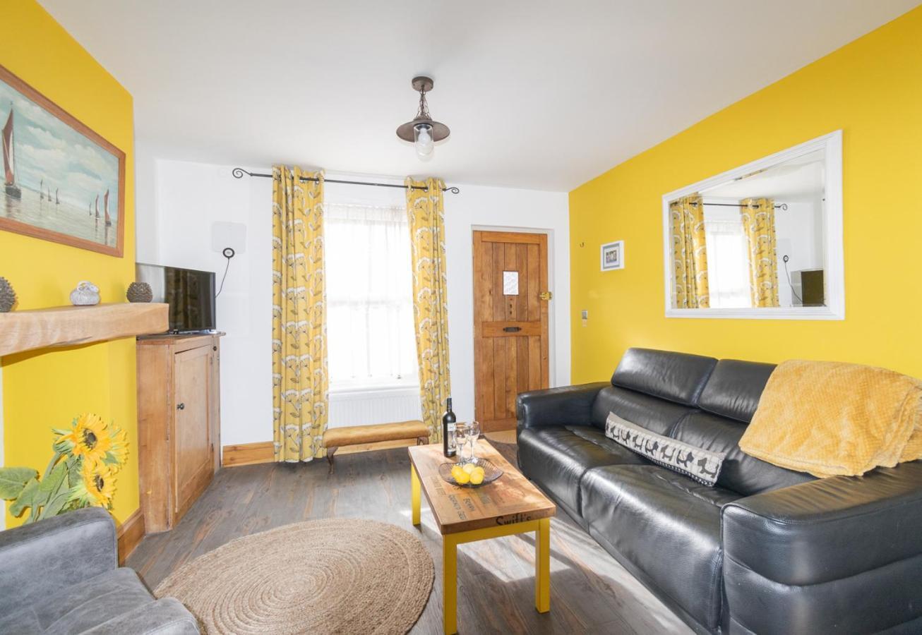 2-Bedroom Stylish, Cosy & Bright Cottage, Pet Friendly, Sleeps 5, Titchfield Village - Summer Special Offer!! - By Blue Puffin Stays Extérieur photo