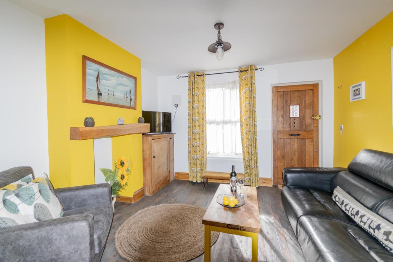 Stylish 2 Bedrooms Cosy & Bright Cottage, Pet Friendly, Sleeps 5, Titchfield Village - Summer Special Offer!! - By Blue Puffin Stays Extérieur photo