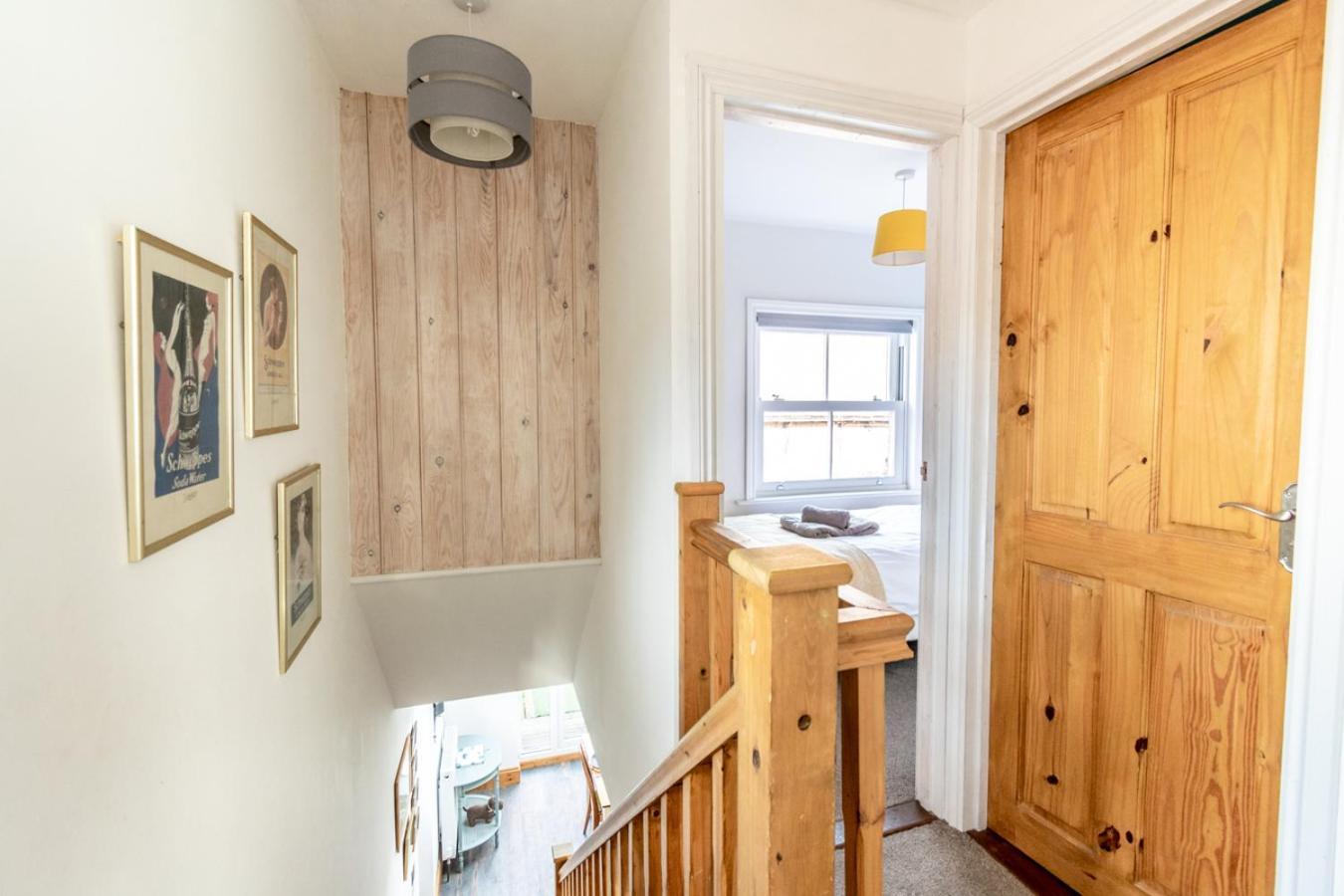 Stylish 2 Bedrooms Cosy & Bright Cottage, Pet Friendly, Sleeps 5, Titchfield Village - Summer Special Offer!! - By Blue Puffin Stays Extérieur photo