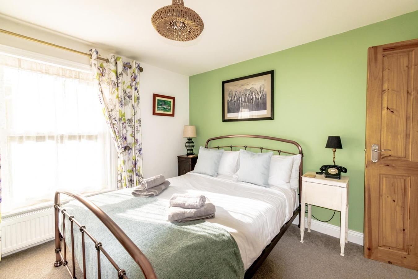 Stylish 2 Bedrooms Cosy & Bright Cottage, Pet Friendly, Sleeps 5, Titchfield Village - Summer Special Offer!! - By Blue Puffin Stays Extérieur photo