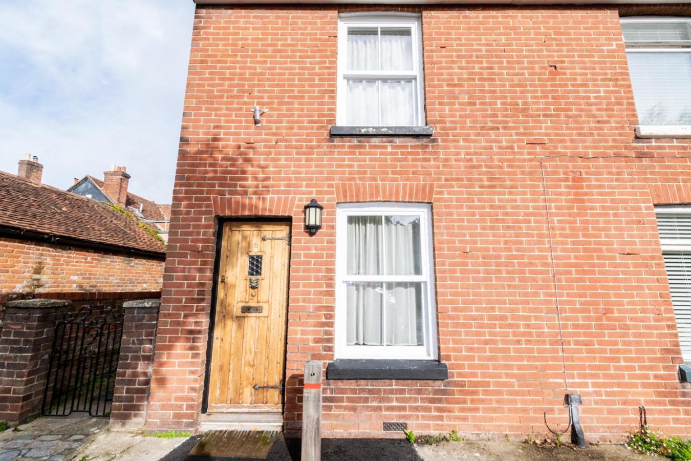 2-Bedroom Stylish, Cosy & Bright Cottage, Pet Friendly, Sleeps 5, Titchfield Village - Summer Special Offer!! - By Blue Puffin Stays Extérieur photo
