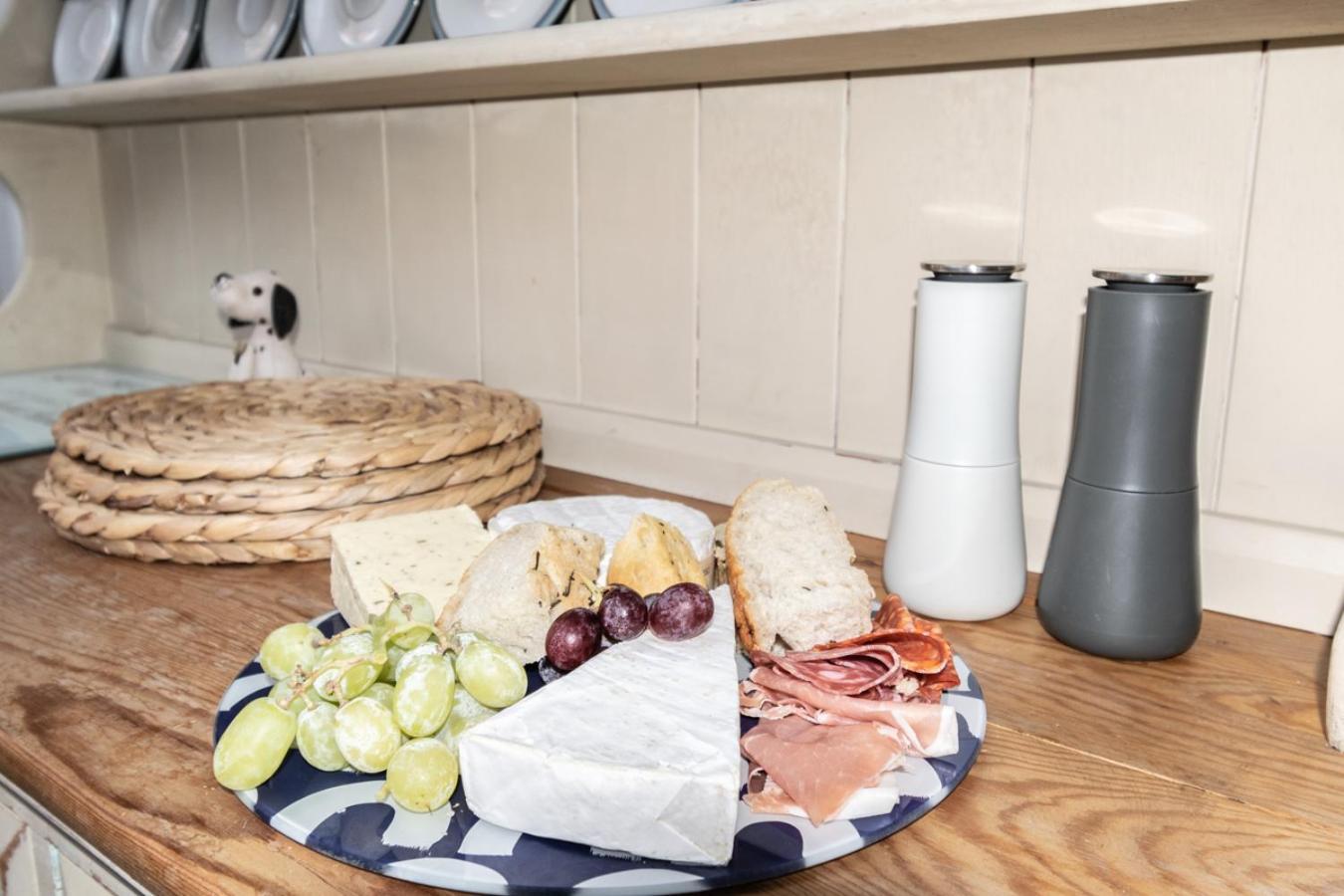 Stylish 2 Bedrooms Cosy & Bright Cottage, Pet Friendly, Sleeps 5, Titchfield Village - Summer Special Offer!! - By Blue Puffin Stays Extérieur photo