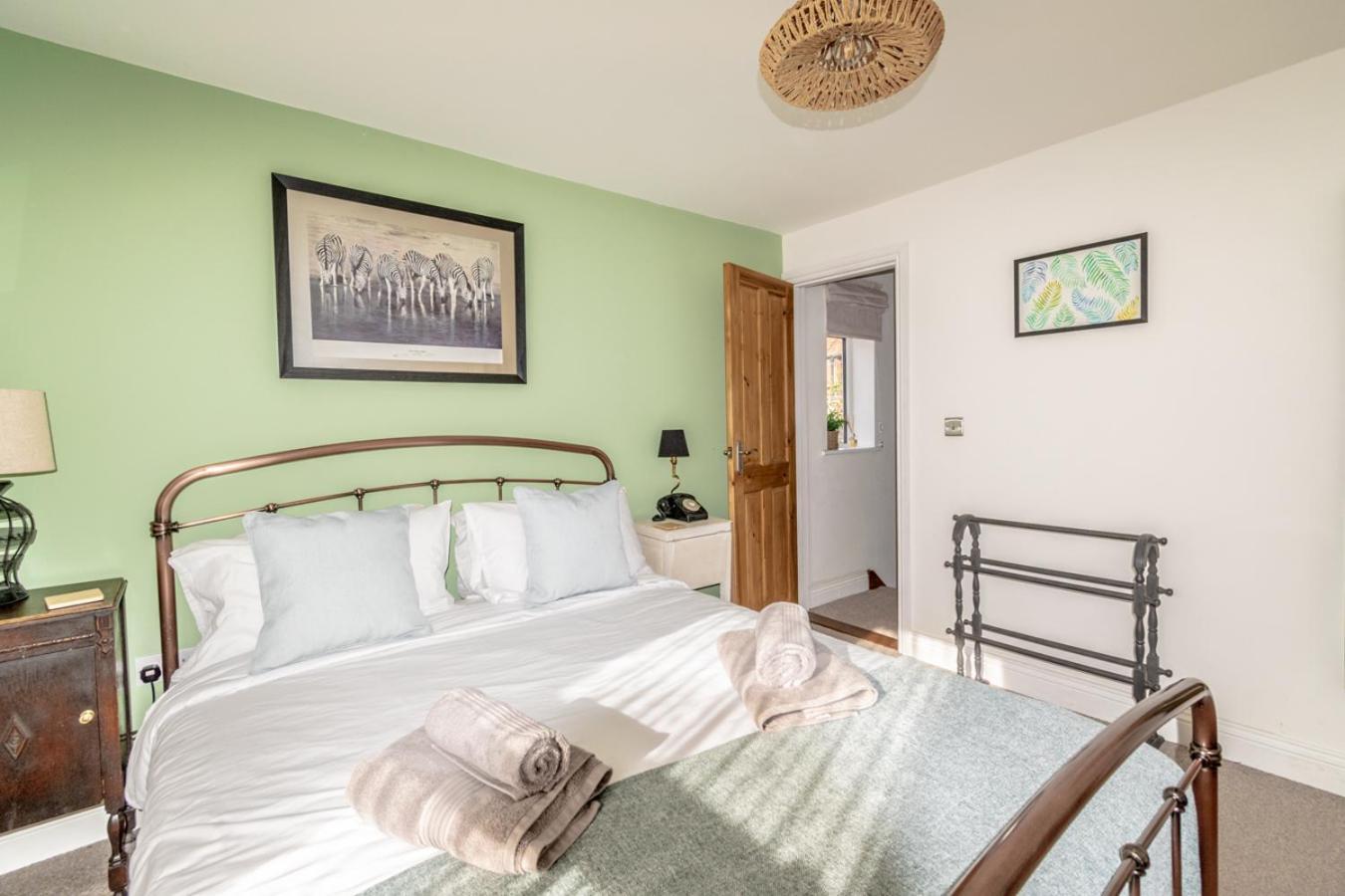 Stylish 2 Bedrooms Cosy & Bright Cottage, Pet Friendly, Sleeps 5, Titchfield Village - Summer Special Offer!! - By Blue Puffin Stays Extérieur photo