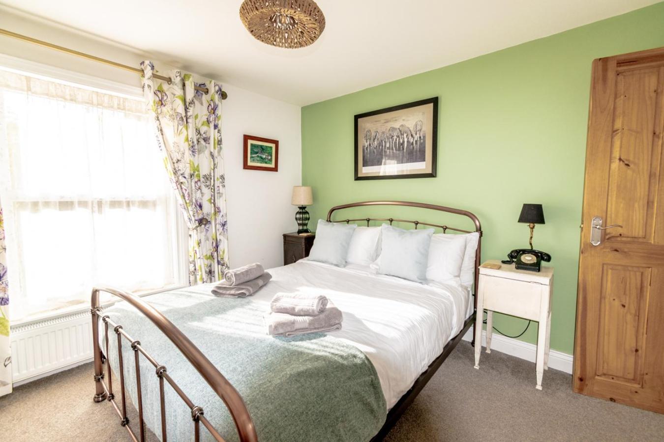 Stylish 2 Bedrooms Cosy & Bright Cottage, Pet Friendly, Sleeps 5, Titchfield Village - Summer Special Offer!! - By Blue Puffin Stays Extérieur photo